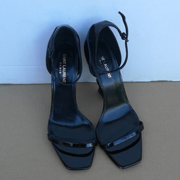 Authentic Saint Laurent Optum patent leather heels
Comes with dust bag only - Picture 2 of 9